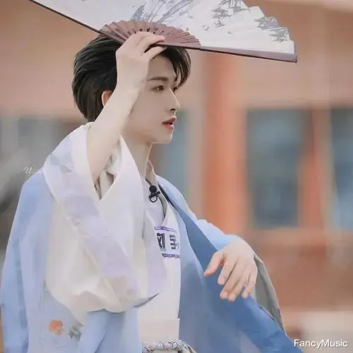 INTO1队长被网红调侃不男不女，网友却力挺网红言论，为什么？