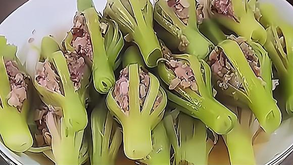 蒜苗|入秋进补，肉别总炒着吃了，搭配这食材，上锅蒸熟浇上料，真鲜香