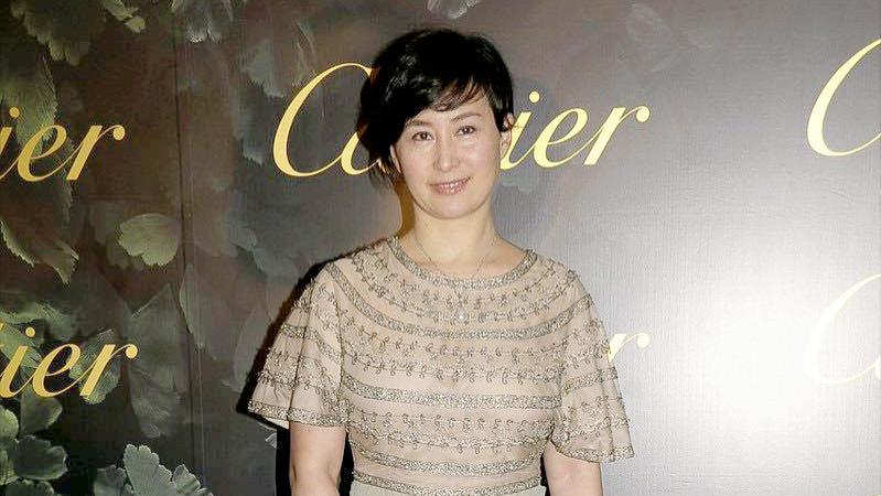 华晨宇|何超琼到底是赌王最爱的女儿，越老越高贵，穿连衣裙配短发真优雅