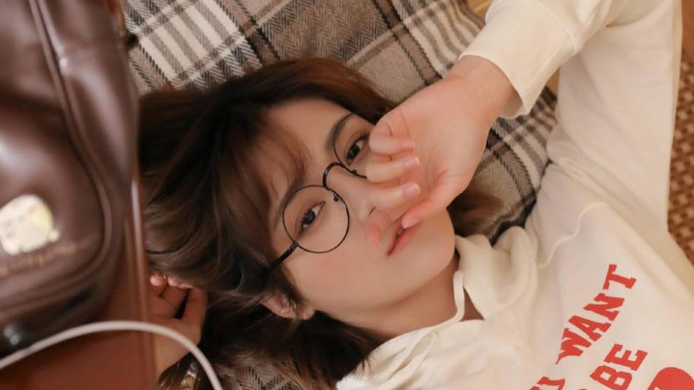 元气美少女运动服居家写真