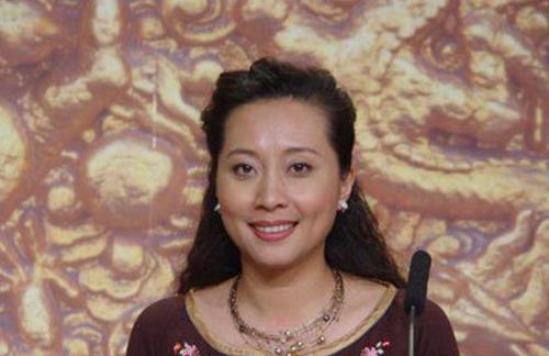 她曾出演过《家有儿女》，因前夫病故而退出娱乐圈！