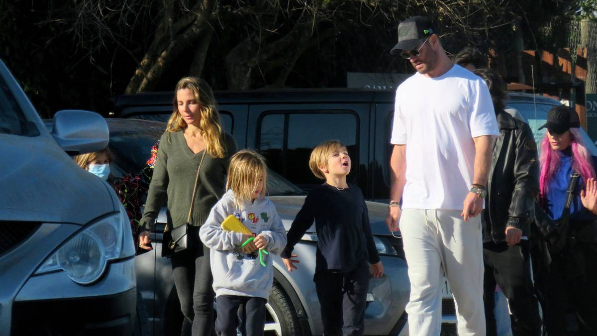 克里斯·海姆斯沃斯|漫威雷神一家5口度假！3个儿女金发抢镜，孩子还穿了猫版复联英雄