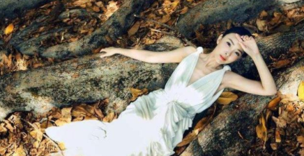 她是张嘉译的前妻，离婚后爱上孙红雷，今42岁美的像18岁少女