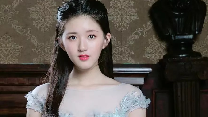 蓝天野|赵露思甜美阳光水绿连衣裙化身气质小仙女白皙玉腿好身材一览无余