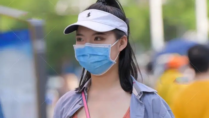 田间诗 身材苗条的女人，穿一条雪纺衬衣搭配超短牛仔裤，让其更显衣袂飘飘！