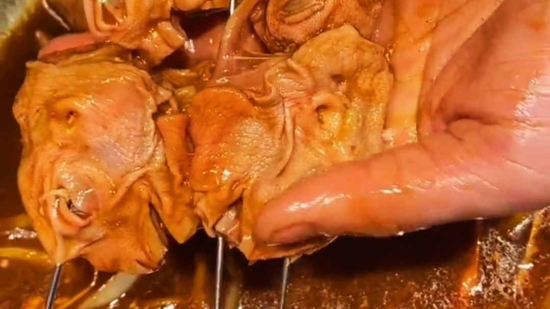 蒜苔|烧烤店核心配方鸡头的腌制与烤制教程