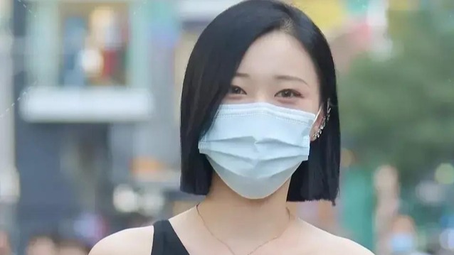 田间诗 身材苗条的小妇人，穿一件短款斜肩背心，搭配紧身牛仔裤，尽显飒爽英姿之气