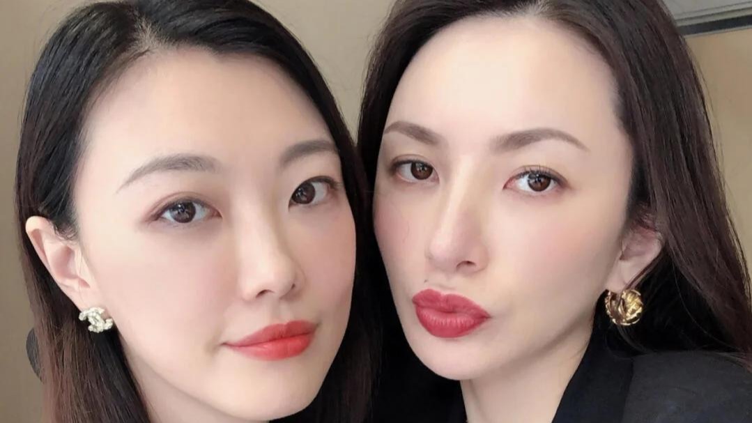 西装|身处职场想要仪表得体，穿一件黑色西装搭配紧身牛仔裤是不错的选择…