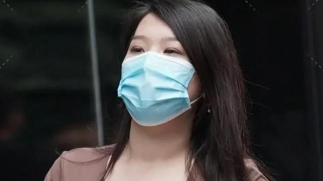 田间诗 身姿丰腴的女人穿一件U领体恤搭配超短牛仔裤的装扮，看着让人十分舒心！