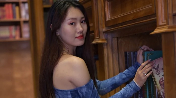 田间诗 图书馆遇到一穿半裸肩长袖衫搭配黑色包臀裙的女子，她优雅的气质让人动容！
