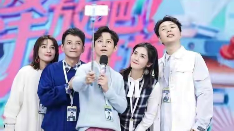 你好星期六|谁说何炅“不行”了？《你好星期六》单期播放量破1亿，一骑绝尘