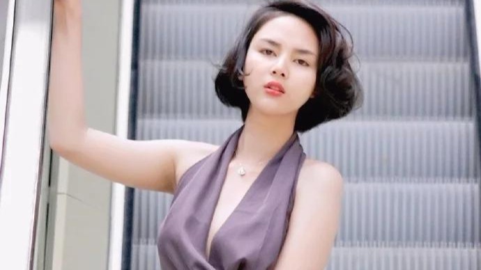 田间诗 穿无袖背心搭配紧身牛仔短裤的木人举手投足间散发着成熟的的芬芳！