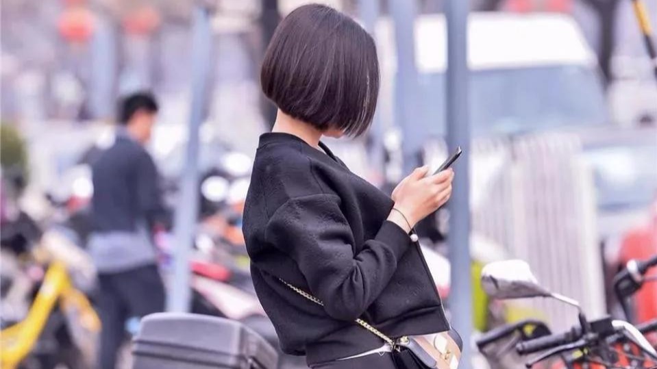 田间诗 骑共享单车的小姐姐，穿一件黑色外套搭配瑜伽裤，气质优雅令人动容！