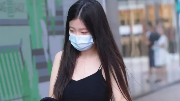 田间诗 晴朗的天气，适宜穿一件吊带背心搭配开叉包臀裙的装扮！