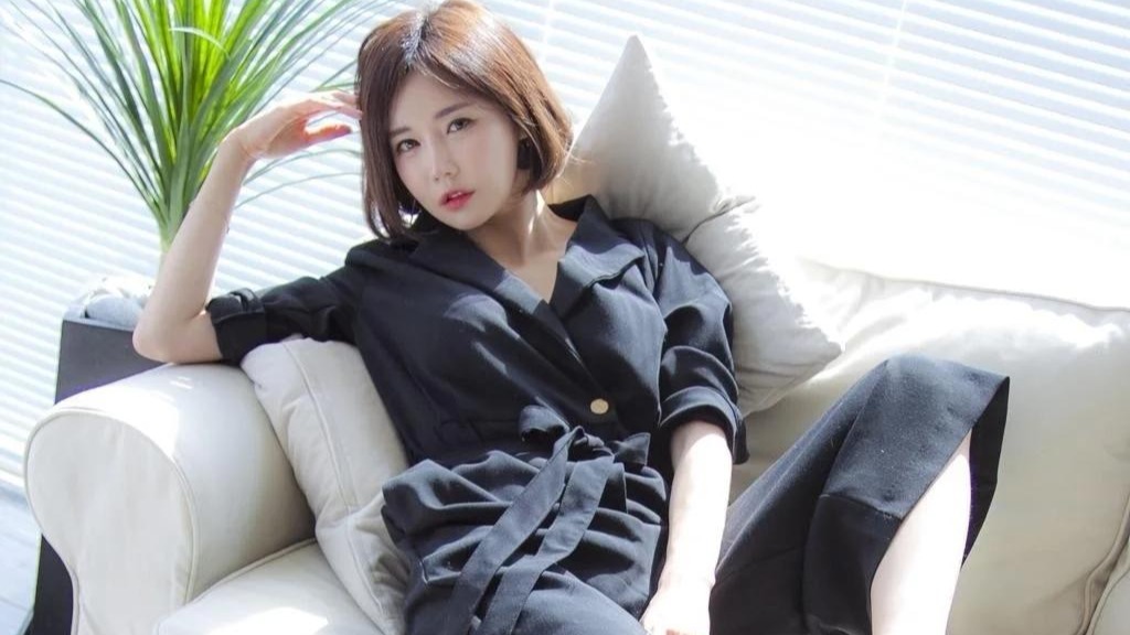 运动 袭一件黑色西装连体裤，尽显女性飒爽英姿之美！