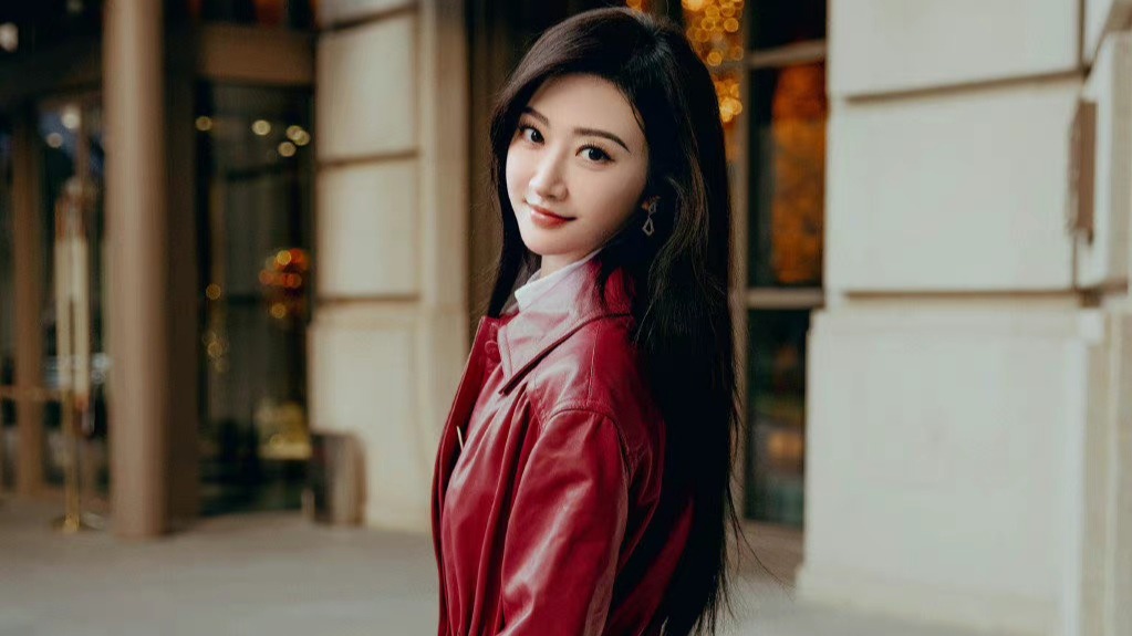 景甜|颜值人气女星景甜酒红色大衣出镜落落大方质感十足