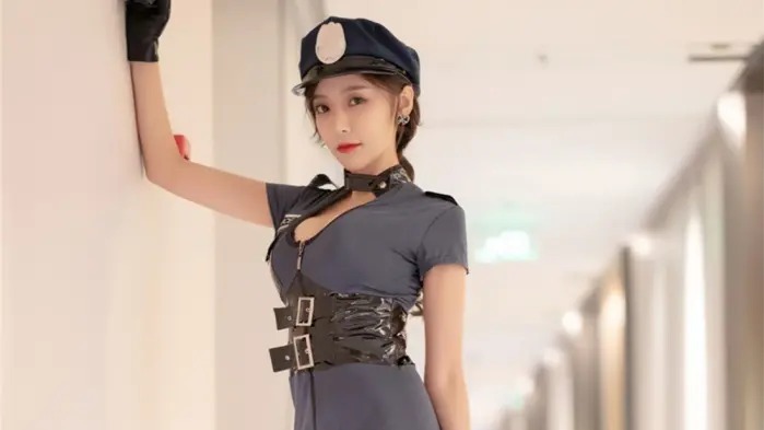 田间诗 酒店邂逅一位丽人，长款衬衣搭配黑色条纹丝袜的装扮，让人陶醉！