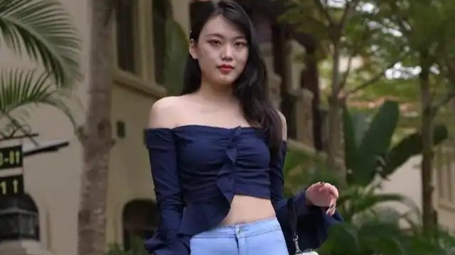 田间诗 穿一件深蓝色裸肩衬衫搭配紧身牛仔裤，徜徉林荫道，宛如置身仙境！