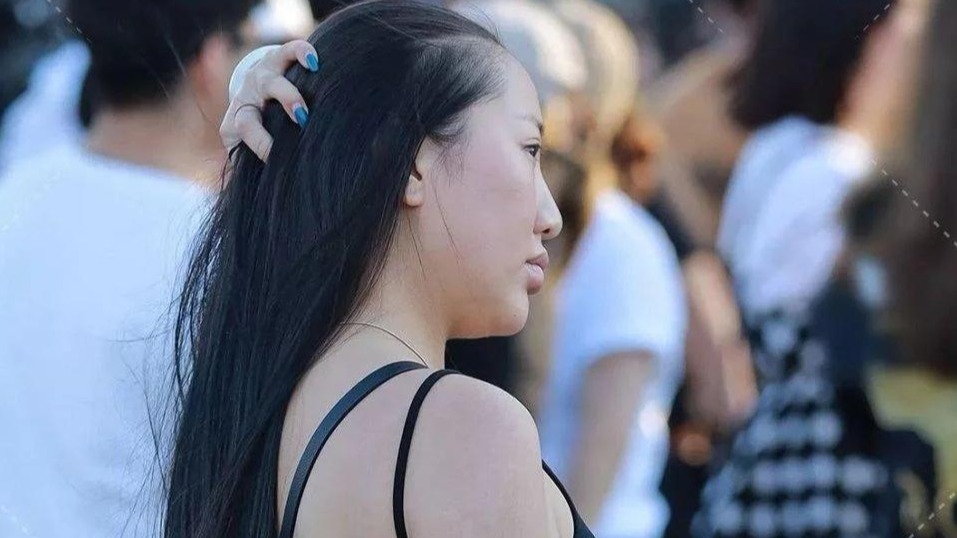 田间诗 珠圆玉润的女人，适宜穿一件背心搭配紧身牛仔裤的装扮！