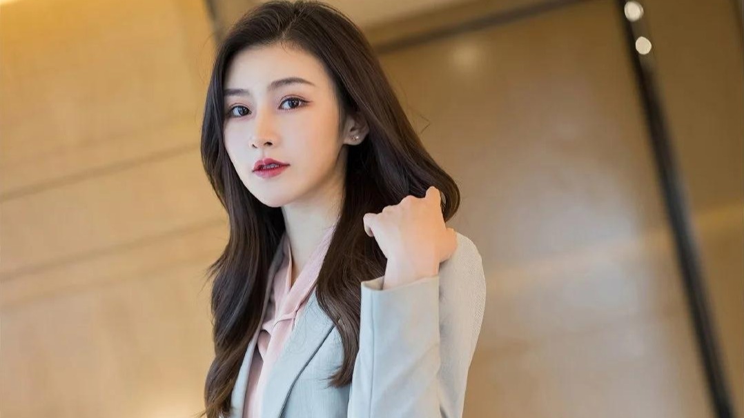 田间诗 冬日的午后，适宜穿一件浅色西装搭配包臀裙陶冶情操！