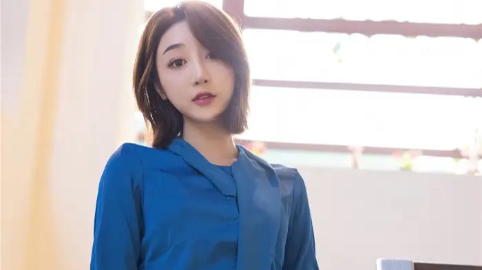 田间诗 身材纤细的女人，适宜穿一件雪纺长袖衫搭配黑色包臀裙的装扮！