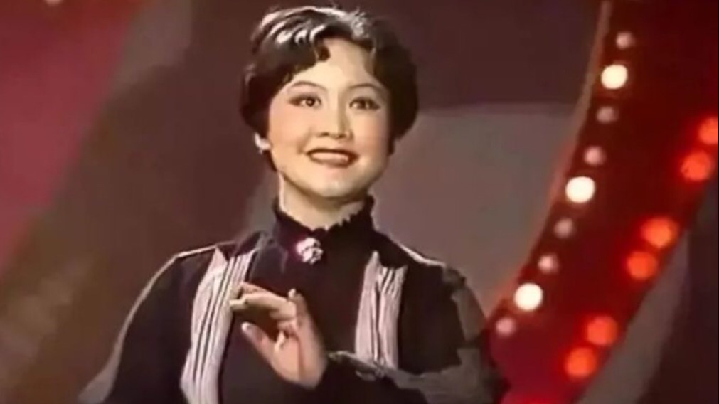 李谷一|40年前，李谷一是登上春晚首舞台的第一人，一首《难忘今宵》成春晚经典