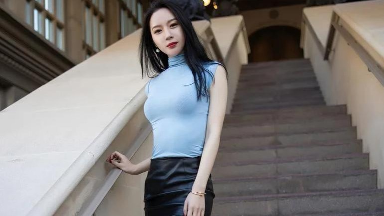 田间诗 徜徉在一间富丽堂皇的所在，适宜穿一件高领背心搭配皮裤包臀裙的装扮！