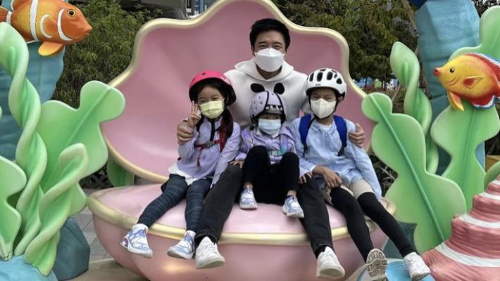 霍启山|霍启山晒与霍启刚儿女的合影，陪侄子侄女玩滑板，搂孩子们入怀超暖心