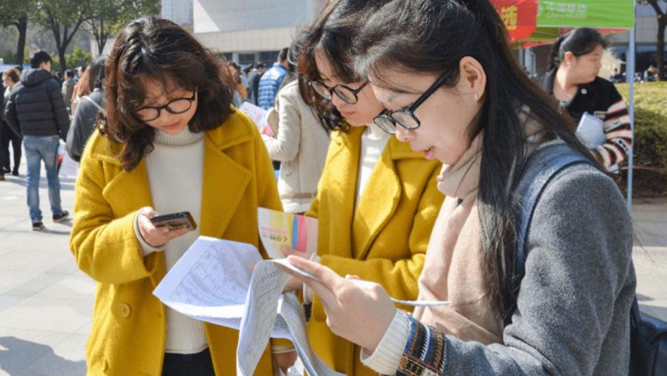 应届生|考公生上岸变容易了？从这几方面便能看出端倪，应届生身份成焦点