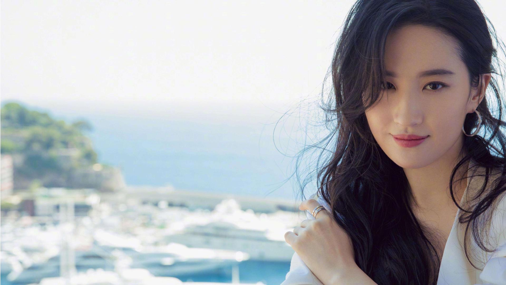 刘亦菲|刘亦菲李现菜市场路透，刘亦菲被骂发福严重，李现被吐槽是过气咖