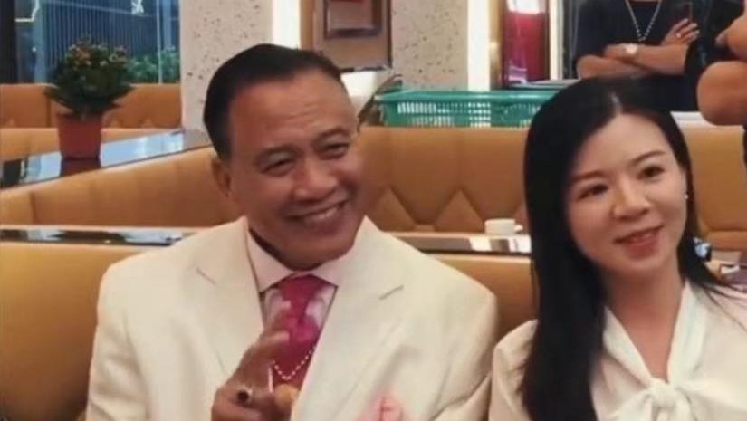 小姐姐|64岁万梓良在酒吧喝大了！双眼迷离脸通红，一众美女排队靠肩合影