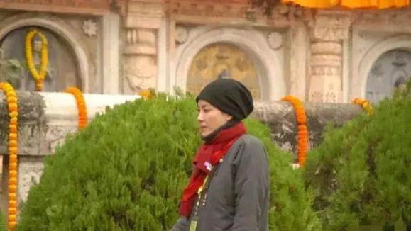 王菲|王菲一身尼姑打扮出现在寺庙，整个人清心寡欲，和舞台上差别大