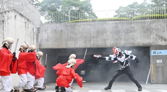 预告|假面骑士geats首播1话预告：牛哥快速入戏 霸气十足的龙傲天极狐