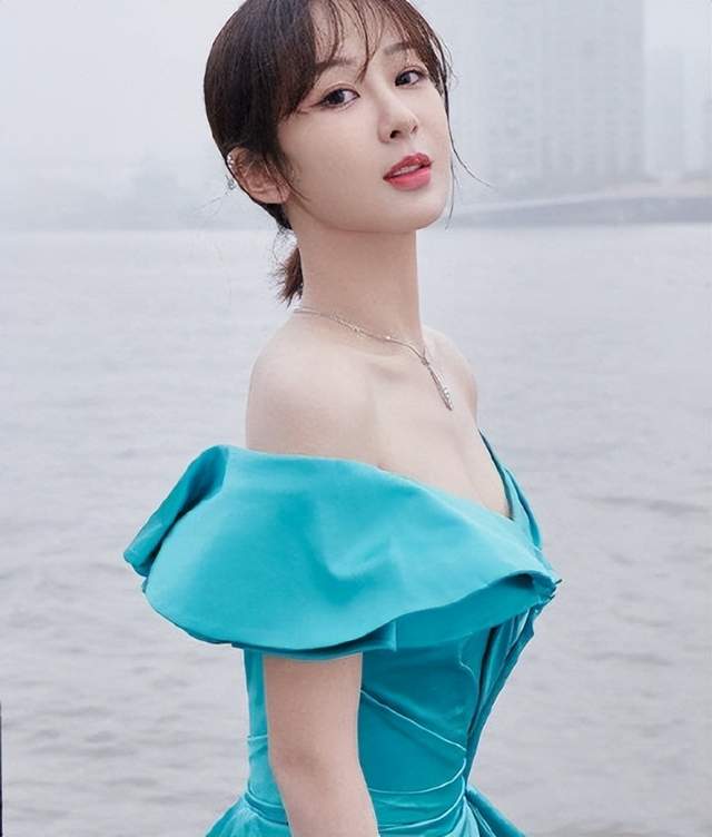 杨紫露肩装合集妥妥美女