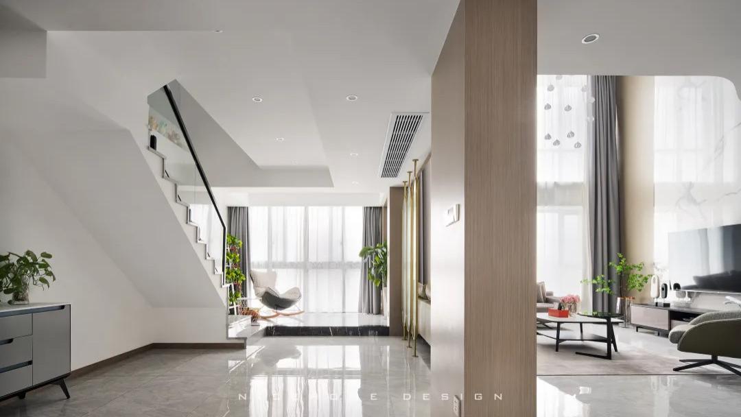 挑高客厅的魅力魔法，“装”出大别野的气势！