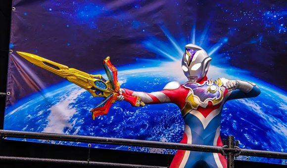 acgn漫评|德凯奥特曼手持奥特二重圣剑登场，线下照还是相当帅气的！