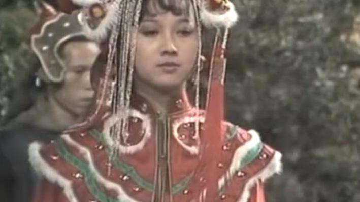 周芷若|10版周芷若大婚：同样是凤冠霞帔，有人艳惊四座，有人对不住金庸