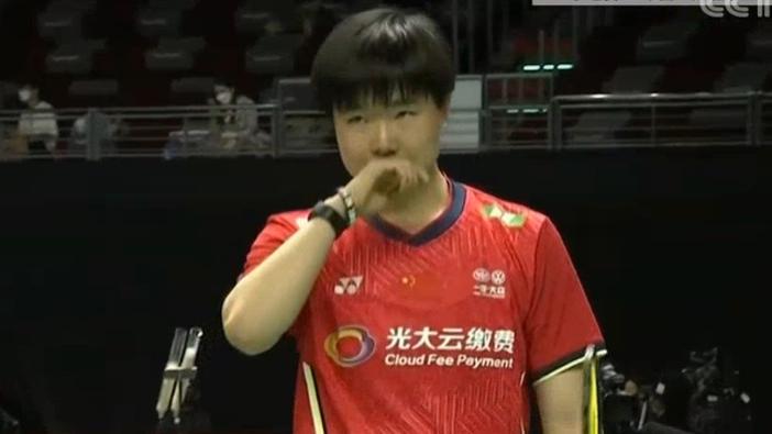 何冰娇|2-0！何冰娇给18岁小将上课，单局轰21-2太狠了，国羽连下两城
