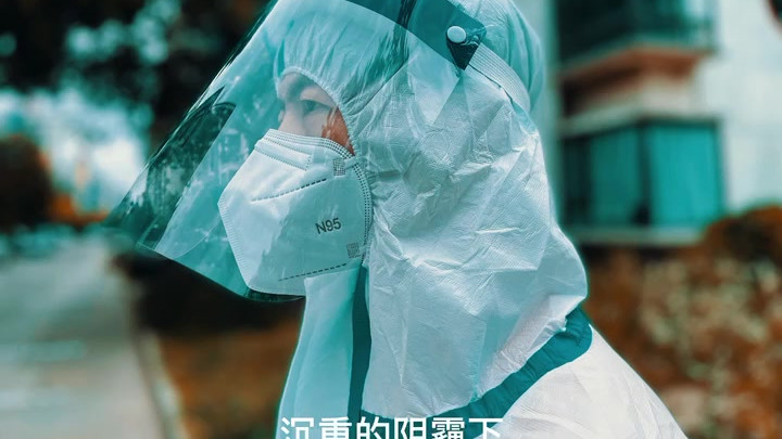 上海加油——这个世界，只有挺身而出的凡人。