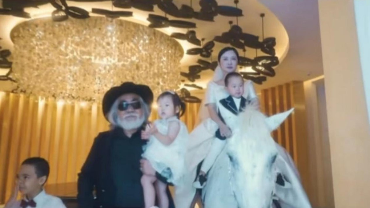 张纪中|张纪中夫妇疑补办婚礼！娇妻穿婚纱骑白马进酒店，男方抱娃好健硕