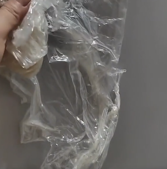 |河南一女子用了20年的冰箱侧边发热,仔细一看懵了:四周全是膜