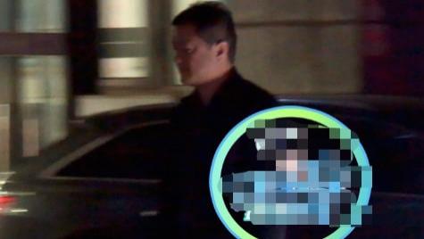 李亚鹏|李亚鹏二婚后首现身！去医院照顾娇妻驼背严重，前妻王菲状态极佳