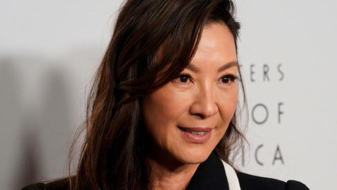 贾妮|60岁杨紫琼状态太好了，脸上皱纹挡不住美貌，网友：女神不会老