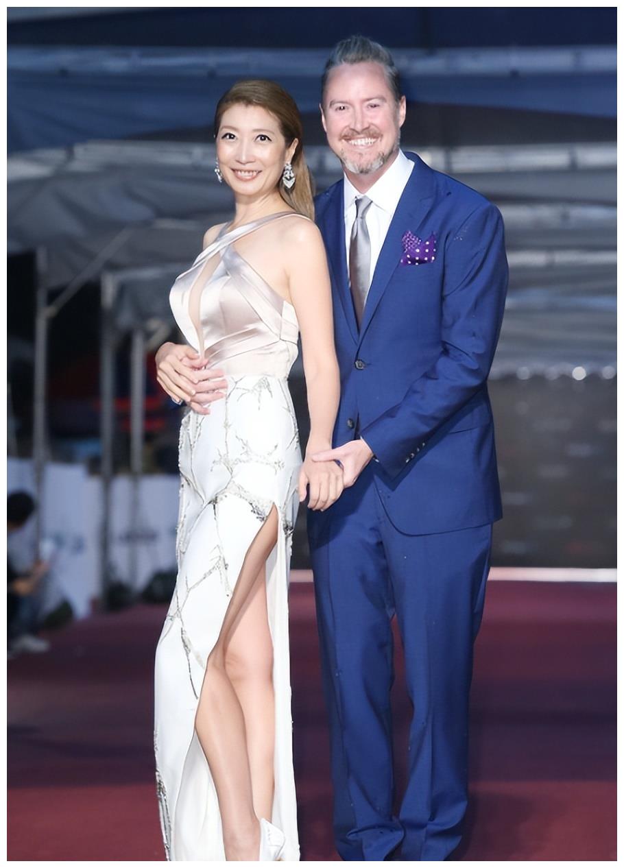 49岁知名女星被曝离婚！嫁外国老公后不幸福，男方拒绝要打官司