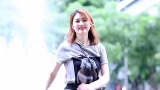 洪欣|50岁洪欣广场上跳舞！脸部臃肿身材显圆润，动作僵硬被吐槽好尴尬