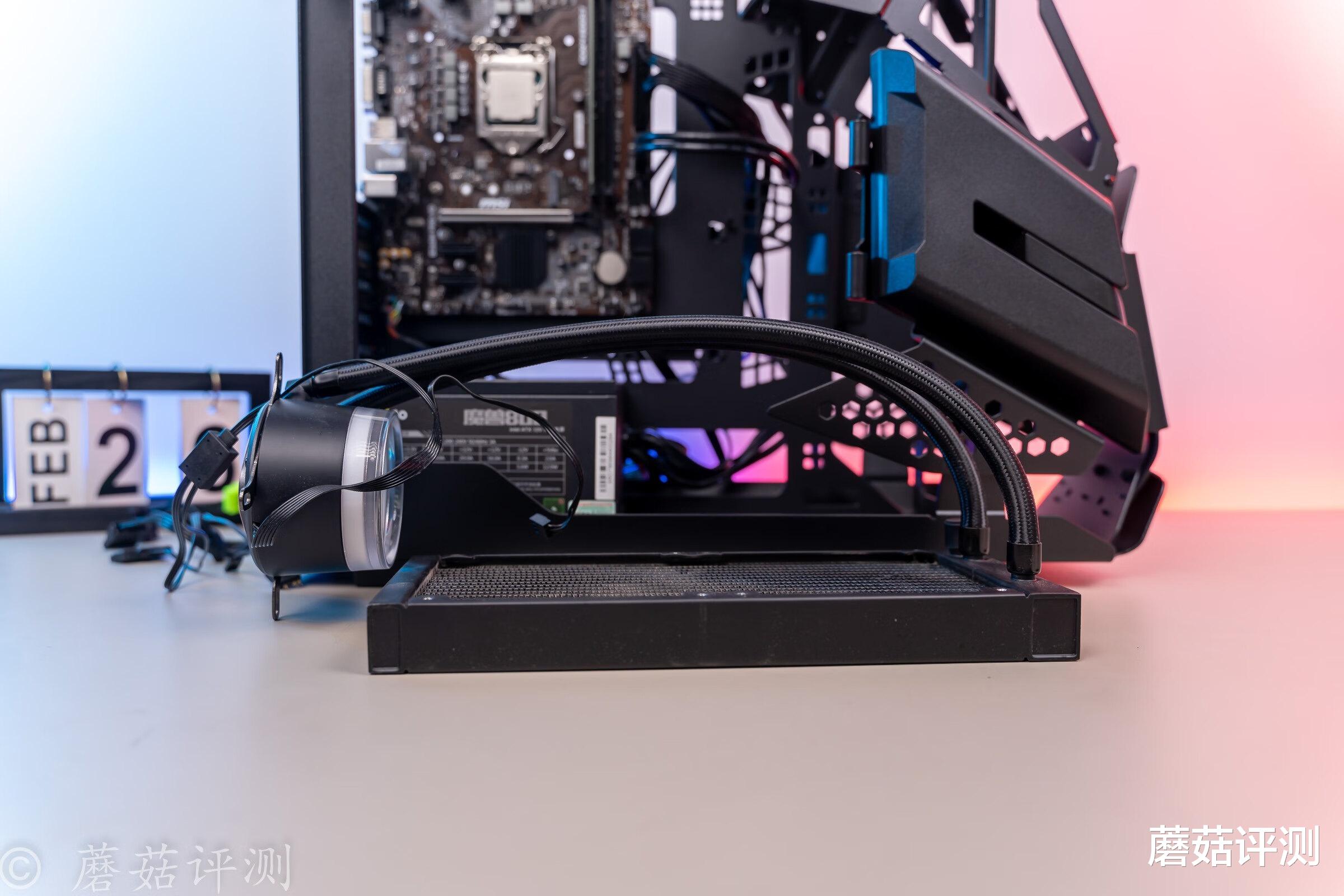 机箱|电脑主机也可以玩“姿态”？异型主机搭配三台显示器的“电竞房”搭建