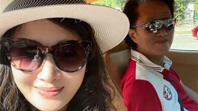 陈少霞|陈少霞二婚真没嫁错人，开豪车同白发老公庆6周年结婚纪念日，46岁很少女