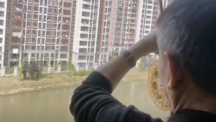 |上海一大爷被封控1个月，在自家阳台钓江中8斤大鱼：江景房买值了