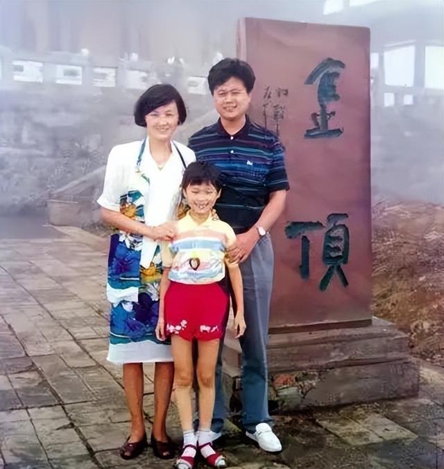 李宇春父亲 女儿4登春晚是我的骄傲 如今她38岁仍未婚让我操碎心 李宇春她爸 李宇春和妈妈
