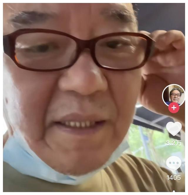 李立群|70岁李立群吃路边摊，低调打扮令路人认不出，生活惬意被赞接地气